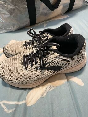 Brooks black and white knit sneakers s